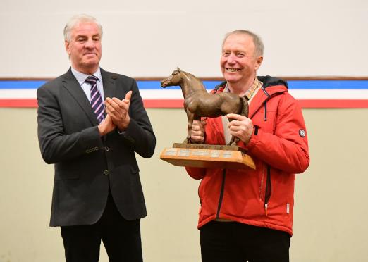 Foto: Erhielt in Elmshorn die Ehrung als Holsteiner Züchter des Jahres durch den Ersten Vorsitzenden Ulrich Steuber (li.) und somit auch die Landgraf I-Statue: Ralf Lütje aus Haseldorf - Fotograf: Janne Bugtrup