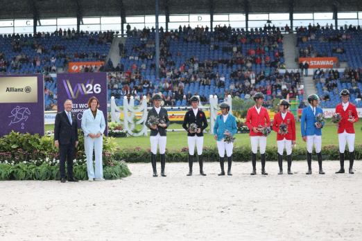 Foto: Erhielten den Allianz-Preis bei der FEI Jumping World Championship: Armando Trapote, Ben Maher, Abdel Saïd, Steve Guerdat, Marcus Ehning, Piergiorgio Bucci und Daniel Deußer (v.l.n.r.), übergeben von Klaus-Peter Röhler (Vorstandsmitglied der Allianz SE) und Stefanie Peters (Präsidentin des Aachen-Laurensberger Rennvereins) - Fotograf: ALRV/Andreas Steindl