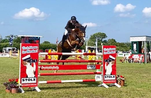 Foto: Erster Sieg im Großen Preis des Kaufhauses Stolz für Stefan Jensen und PM Curtis beim Fehmarn-Pferde-Festival - Fotograf: Helen Hippique