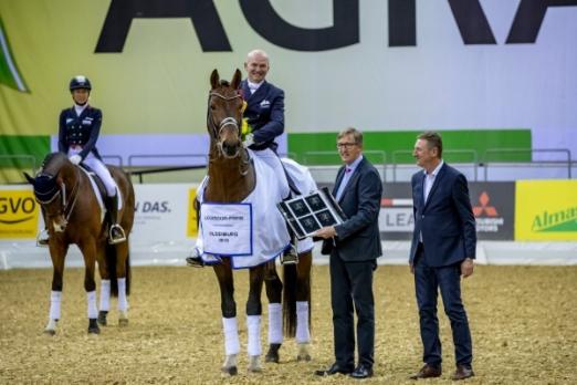 Foto: Nach sieben Monaten Turnierpause zurück im Turniersport: Escolar unter Hubertus Schmidt und links die zweitplatzierte Ingrid Klimke mit SPH Dante. Glückwünsche gab es von Dr. Kaspar Funke und Manfred Büter - Fotograf: Stefan Lafrentz Foto: Nach sieben Monaten Turnierpause zurück im Turniersport: Escolar unter Hubertus Schmidt und links die zweitplatzierte Ingrid Klimke mit SPH Dante. Glückwünsche gab es von Dr. Kaspar Funke und Manfred Büter - Fotograf: Stefan Lafrentz