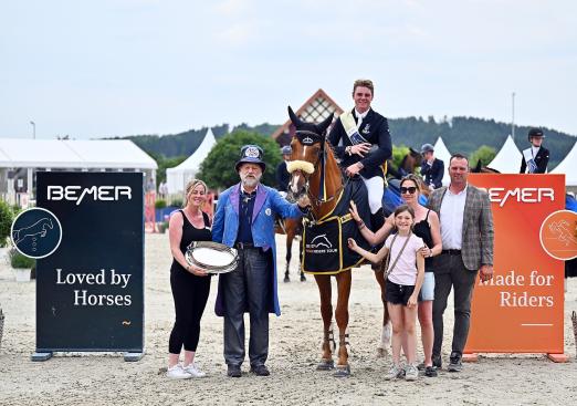 Foto: Siegerehrung der sechsten Etappe der BEMER Young Riders Tour - BEMER Partner Sandra Smit-Bartsch, Ringmaster Pedro Cebulka, Sieger Ansgar Holtgers jun., Diana mit Lilly Kasselmann, Michael Holtgers - Fotograf: Foto Mhisen