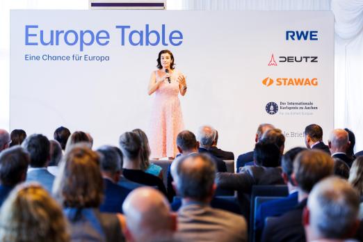 Foto: Dorothee Bär, Bundesministerin für Forschung, Technologie und Raumfahrt, bei ihrem Impulsvortrag im Rahmen des Europe Tables - Fotograf: ALRV/Armin Huber Foto: Dorothee Bär, Bundesministerin für Forschung, Technologie und Raumfahrt, bei ihrem Impulsvortrag im Rahmen des Europe Tables - Fotograf: ALRV/Armin Huber