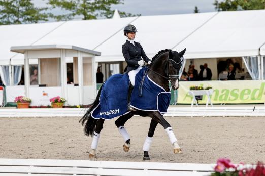 Foto: Kassierten Spitzennoten in Verden - Eva Möller und der fünf Jahre alte Hannoveraner Hengst Danciero bei der WM der Jungen Dressurpferde - Fotograf: Stefan Lafrentz