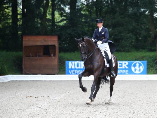 Foto: Mannschafts-Weltmeisterin Fabienne Lütkemeier gewann mit Fiero den Grand Prix in Schenefeld - Fotograf: ACP Andreas Pantel