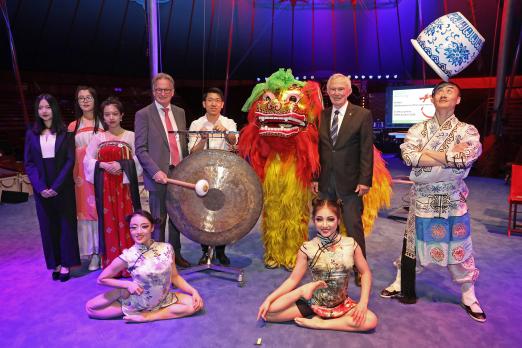 Foto: Auf chinesische Tradition und Kultur freuen sich ALRV-Präsident Carl Meulenbergh (2.v.r.) und der Vorstandsvorsitzende Frank Kemperman (5.v.l.). Gemeinsam mit Artisten des chinesischen Nationalcircus', Mitgliedern des „Chinesischen Traditionsvereins der chinesischen Wissenschaftler und Studenten Aachen“ und Musiker Liang Dong präsentierten sie das Programm der Eröffnungsfeier des diesjährigen CHIO Aachen. - Fotograf: CHIO Aachen/ Andreas Steindl