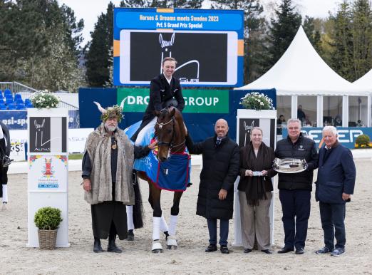 Foto: Siegerehrung im Preis der AlpaSuri GbR, CDI4* Grand Prix de Dressage, v.l. Pedro Cebulka, Sönke Rothenberger, Chefrichter Peter Storr, Barbara Bruns, Wolfgang Stamp und Ulli Kasselmann - Fotograf: Thomas Hellmann