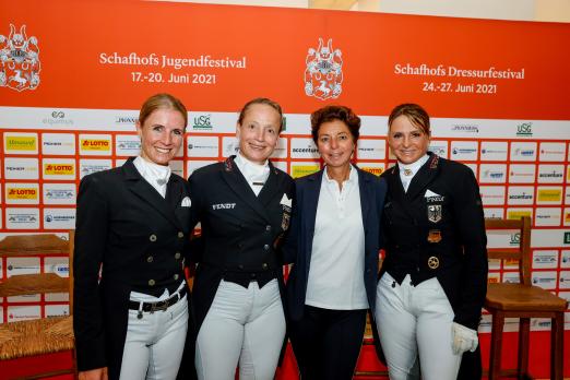 Foto: Vier Dressurdamen, vier Stammgäste des Schafhofs Dressurfestivals: v.l. Jessica von Bredow-Werndl, Isabell Werth, Cheftrainerin Monica Theodorescu und Dorothee Schneider - Fotograf: Sportfoto-Lafrentz.de