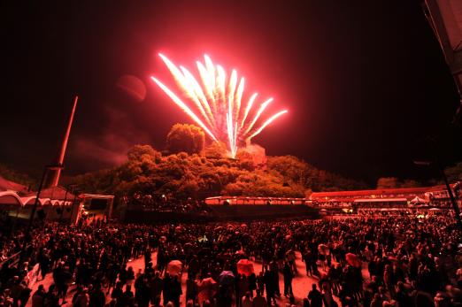 Foto: Feuerwerk auf der Burgruine - Fotograf: sportfotos-lafrentz.de