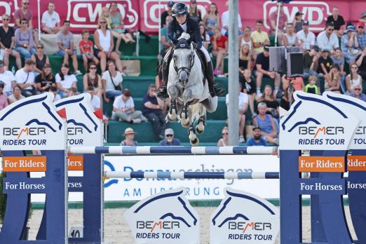 Foto: Flog mit Churchill allen davon - die 24jährige Sophie Hinners im Großen Preis beim "Fest der Pferde" - Fotograf: Frank Heinen