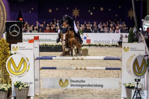 Foto: Flogen 2018 zum Sieg im Großen Preis der Deutschen Vermögensberatungs AG in Frankfurt: Guido jun. Klatte und Quinghai - Fotograf: Stefan Lafrentz
