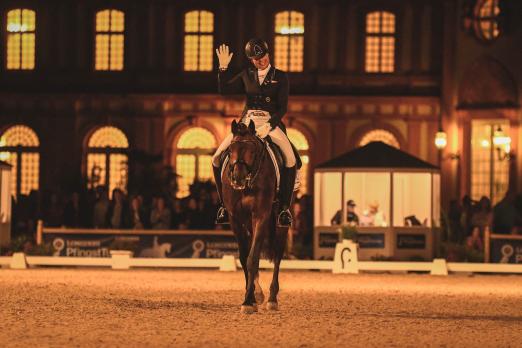 Foto: Ein Fan der Flutlicht-Kür in Wiesbaden: Anja Plönzke - Fotograf: TomsPic