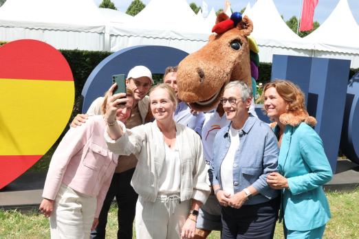 Foto: Das Foto zeigt die Teilnehmer der Pressekonferenz vor dem CHIO Aachen 2025 beim entspannten gemeinsamen Selfie: (v.l. Birgit Rosenberg, Richard Vogel, Katharina Hemmer, Calvin Böckmann, CHIO Aachen-Maskottchen Karli, Sibylle Keupen, Stefanie Peters Fotograf: CHIO Aachen/Andreas Steindl