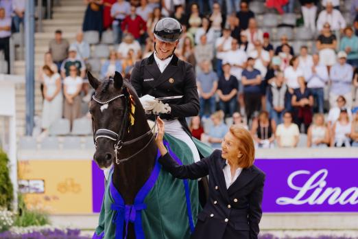 Foto: Das Foto zeigt den Sensationssieger im MEGGLE-Preis, den Belgier Justin Verboomen, mit seinem Zonik Plus gemeinsam mit Marina Meggle - Fotograf: CHIO Aachen/Diana Wahl