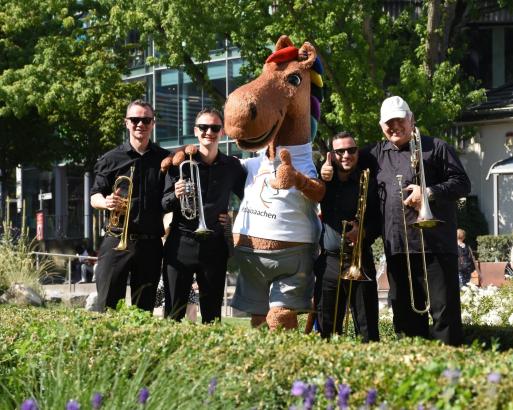 Foto: CHIO Aachen-Maskottchen Karli gemeinsam mit vier Musikern des Sinfonieorchesters Aachen - Fotograf: CHIO Aachen/Caroline Niehus