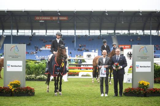Foto: Das Foto zeigt den Sieger im NetAachen-Preis, Lokalmatador Tony Stormanns mit seiner Stute Surprise, sowie Andreas Schneider (Geschäftsführer NetAachen) und ALRV-Aufsichtsratsmitglied Dr. Stephan Kranz - Fotograf: CHIO Aachen/Leonie Minten