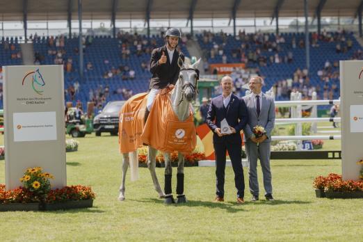 Foto: Das Foto zeigt den Sieger im Preis des Handwerks beim CHIO Aachen 2025, Richard Vogel auf Phenyo van het Keysersbos, gemeinsam mit Marco Herwartz (Präsident der Handwerkskammer Aachen) und ALRV-Aufsichtsratsmitglied Dr. Thomas Förl - Fotograf: CHIO Aachen/Diana Wahl