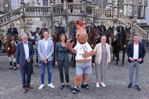 Foto: CHIO-Maskottchen Karli mit v.r. Michael Mronz, Sibylle Keupen, Stefanie Peters, Daniel Deußer und Frank Kemperman - Fotograf: CHIO Aachen/ Andreas Steindl 