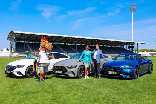 Foto: Stefanie Peters, die Präsidentin des ausrichtenden Aachen-Laurensberger Rennvereins e.V. (ALRV), gemeinsam mit Matthias Hindemith, den Vorsitzenden der Geschäftsleitung Mercedes-Benz Niederlassungsverbund Rheinland, und CHIO Aachen-Maskottchen Karli vor ausgewählten Fahrzeugen von Mercedes-Benz - Foto: CHIO Aachen/Andreas Steindl