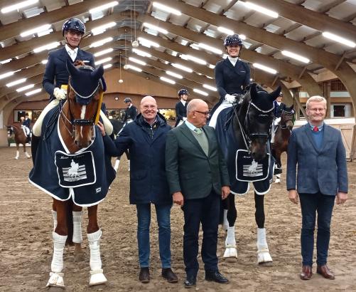 Foto: Fröhliche Siegerehrung im NORDIC GP für Nuno Palma e Santos (li.) und sein Fortunity S FRH und die Zweite Juliane Brunkhorst mit Seville Nord mit den Gratulanten Hans-Jochen Becker (Hof Etzer Heide), Richter Peter Mannheims und Turnierleiter Jürgen Böckmann (re.) - Fotograf: ALL