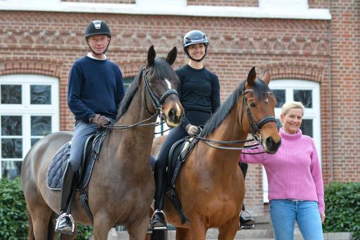 Foto: Markus Waterhues mit Pure Freude und Tochter Johanna auf Fabelstern – an ihrer Seite Marion Essing, Züchterin beider Pferde, Freundin und Förderin und auch bei dem Dressurfestival Hof Norwegen als Sponsorin dabei - Fotograf: RathmannVerlag/Malina Blunck