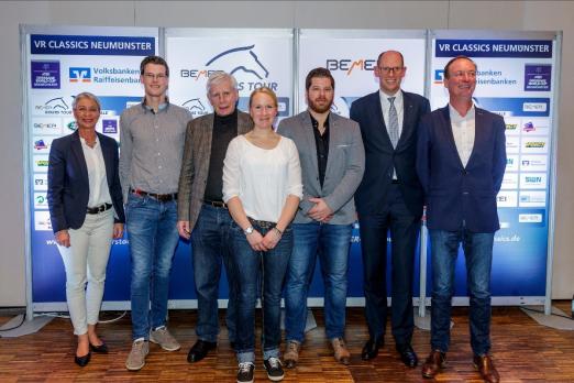 Foto: Freuen sich auf die VR Classics in den Holstenhallen: v.l. Bettina Schockemöhle, Springreiter Harm Lahde, Paul Schockemöhle, Dressurreiterin Emma Kanerva, Bernhard Bock (BEMER Int.AG), Dirk Dejewski (VR Bank Neumünster), Springreiter Thomas Voß - Fotograf: Stefan Lafrentz