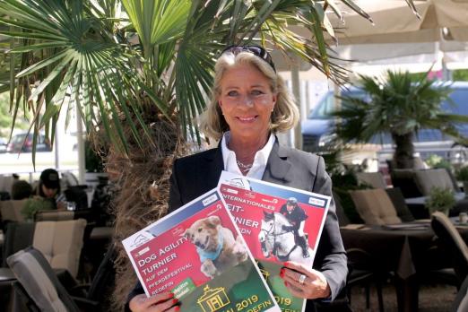 Foto: Freut sich auf Spring- und Dressursport, sowie die Dog-Agility beim Pferdefestival Redefin. Bettina Schockemöhle hofft auf Sommerwetter beim internationalen Turnier - Fotograf: Kerstan-Medien