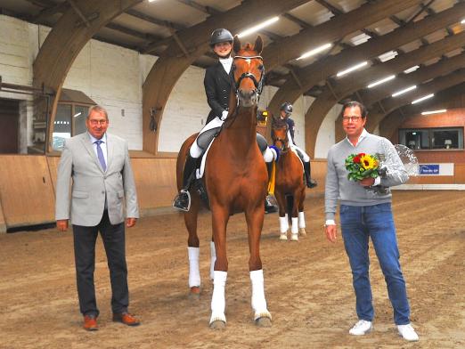 Foto: Freute sich riesig über den Erfolg im Ayodele Amateur Cup mit Vapiti - Mattea Petry vom ESRV. Erste Gratulanten waren Richter Harry Lorenz (li.) und Ayodele-Sponsor Christoph Kleiner - Fotograf: ALL