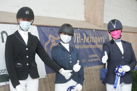 Foto: Freuten sich über Schenefelds Dressurofferte, die Top-Drei der Amateur-Tour Jana Sönnichsen, Laura Antonia Shadi und Frauke Berner (v.l.) - Fotograf: Pegamo