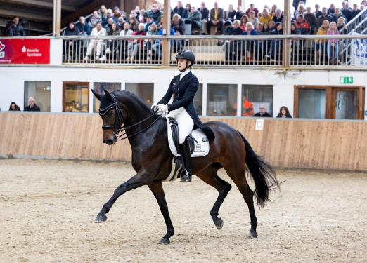 Foto: Mit Frieda Gold NRW direkt ins NÜRNBERGER BURG-POKAL-Finale - Greta Busacker und die acht Jahre alte Stute gewannen die Finalqualifikation in Guxhagen-Dörnhagen - Fotograf: Thomas Hellmann