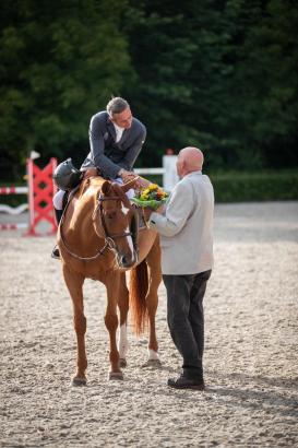 Foto: Blumen für den Sieger - Frankreichs Julien Epaillard gewann mit Calgary Tame die Große Tour in Herzlake - Fotograf: LarsPictures