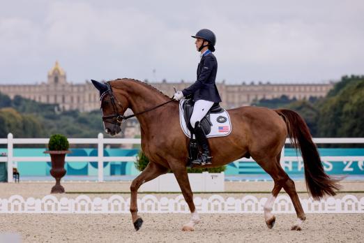 Foto: Fiona Howard (USA) und Diamond Dunes verließen ihre allerersten Paralympischen Spiele als dreifache Goldmedaillengewinner und stehen aktuell auf Platz eins der Weltrangliste. Trainiert wird das Paar auch von der Hof Kasselmann Reiterin Nicole Wego-Engelmeyer - Fotograf: © FEI / Liz Gregg