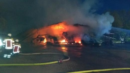 Foto: Brennende Maschinenhalle - Fotograf: Kreisfeuerwehrverband Rendsburg-Eckernförde