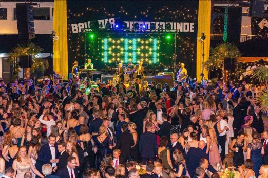 Foto: Rund 5.500 Gäste feierten ausgelassen beim 21. Ball der Pferdefreunde in Neumünsters Holstenhallen - Fotograf: Ostseefotograf/ Hansen