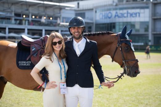 Foto: Jennifer Gates und Nayel Nassar vor dem CHIO Aachen Hauptstadion - Fotograf: Evergate Stables