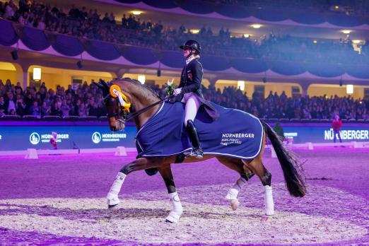 Foto: Gefeiertes Siegpaar im Finale des NÜRNBERGER BURG-POKAL 2022 in Frankfurts Festhalle - Andrina Sutter (SUI) und Briatore NRW - Fotograf: Stefan Lafrentz