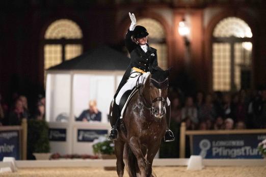 Foto: Tränen der Rührung für die Siegerin: Kristy Oatley - Fotograf: TomsPic.de