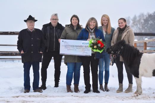 Foto: Verlagschef Peter Rathmann, Layouter Frank Diener, stellvertretend für das Team der Pferdeklappe Anke Rode und Petra Teegen, Projektleiterin Malina Blunck, Redakteurin Tina Siebenhaar und Chefredakteurin Julia Hansen (nicht auf dem Foto) freuten sich bei der gestrigen Scheckübergabe über 12.041,25 Euro - Fotograf: Pferdeklappe/Sophie Graue