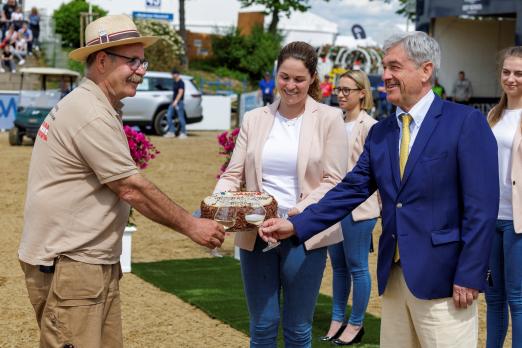 Foto: Ehrung von Gerhard Sparber (links) für seinen 25-jährigen Einsatz beim Maimarkt-Turnier durch Turnier-Chef Peter Hofmann (rechts) und Anica Fröhling, die Ausbilderin und Pferdewirtschaftsmeisterin im Reiter-Verein Mannheim (Mitte) - Fotograf: Stefan Lafrentz