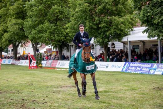 Foto: Gewann 2019 das Championat des Landes Mecklenburg-Vorpommern "MV tut gut" mit Chaccbay - der Österreicher Felix Koller - Fotograf: Stefan Lafrentz