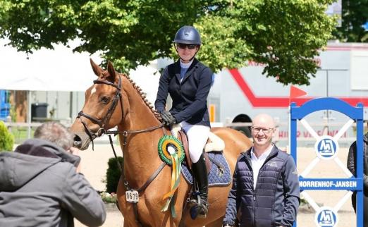 Foto: Gewann die Qualifikation und wurde von Patrick Holtermans (BEMER) beglückwünscht - die Niederländerin Nikita Cheung mit Noverlina VD Laarseheide Z in Zuidwolde - Fotograf: VA