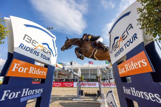 Foto: Gewann die BEMER Riders Tour 2021/22 und kommt als Rider of the Year nach Ommen - Patrick Stühlmeyer mit Carmina - Fotograf: Stefan Lafrentz