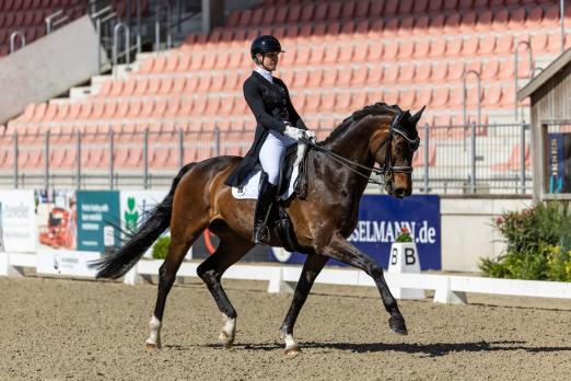 Foto: Elitist und Juliane Brunkhorst gewinnen die Finalqualifikation zum NÜRNBERGER BURG-POKAL 2022 beim Pferdefestival Redefin - Fotograf: Thomas Hellmann
