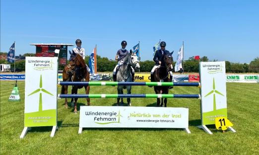 Foto: Die ersten Gewinner und Platzierten beim Fehmarn-Pferde-Festival v. re. n. li.: Laurens Wenzel mit Chalayan, Ilkay Kalay mit Cosimax und Vivienne Stemmann mit Cancum - Fotograf: Helen Hippique