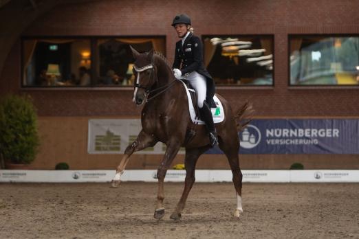 Foto: Erste Prüfung gewonnen - Equitanas Firlefanz und Ingrid Klimke gewannen der Prix St. Georg Special, Einlaufprüfung im NÜRNBERGER BURG-POKAL in Schenefeld - Fotograf: Tara Gottmann