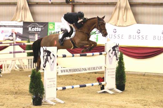 Foto: Gewann den Großen Preis im November 2016 in Damme mit Azuro und tritt zur Titelverteidigung an - Katrin Eckermann - Fotograf: Andreas Hilgenberg