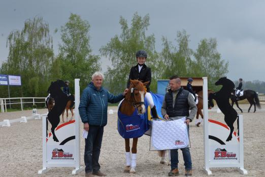 Foto: Die glückliche Siegerin der EB-Bau Jugend-Trophy Etappe Gestüt Birkhof, Maike Reiner mit Topolino, mit Thomas Casper (Gestüt Birkhof, links) und Ralf Bäuerle (EB-Bau) - Fotograf: Gestüt Birkhof