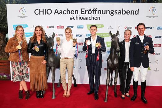 Foto: Goldener Glanz auf dem Roten Teppich (v.l.): Julia Krajewski, Dorothee Schneider, Jessica von Bredow-Werndl, Felix Streng, Isabell Werth und Ben Maher - Fotograf: CHIO Aachen/ Andreas Steindl