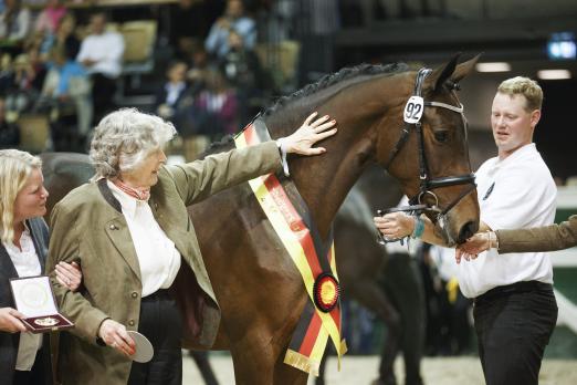 Foto: Alexandra Gräfin Dohna und Margaret MacGregor (l.) bei der Ehrung ihrer Jahressiegerstute Kosima beim Trakehner Hengstmarkt in Neumünster 2016 - Fotograf: Jutta Bauernschmitt