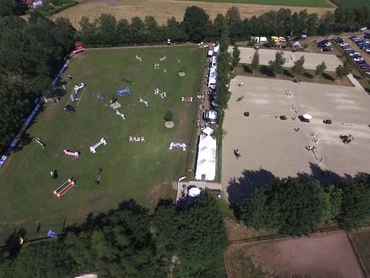Foto: Hervorragende Plätze auf Gras und Sand zählen zu den großen Pluspunkten beim Fest der Pferde auf der Reitanlage Pedersen am 2. und 3. Juli - Fotograf: Archiv/ Pedersen