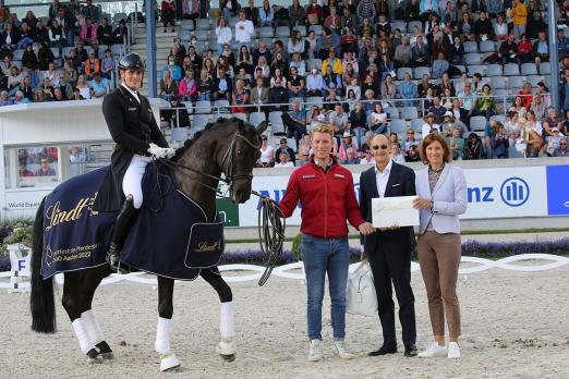 Foto: Dem Sieger gratulieren v.r. ALRV-Präsidentin Stefanie Peters und Dr. Adalbert Lechner Geschäftsführer und Mitglied der Konzernleitung der Lindt & Sprüngli AG - Fotograf: CHIO Aachen/ Michael Strauch